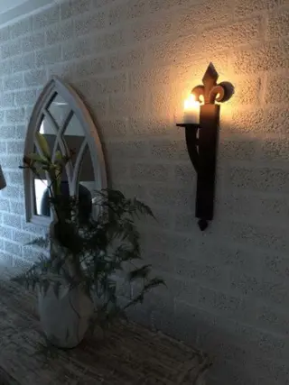 Zware gietijzeren wandkandelaar met Franse lelie , kado