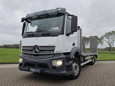 MERCEDES-BENZ ANTOS 2532 6X2 STEER AXLE, MACHINE TRANSPORTER, HYDRAULIC RAMPS, AIRCO, FROM 1ST GERMA