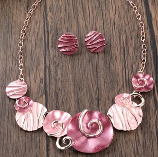 Ketting met bijpassende oorbellen met email in rozetinten
