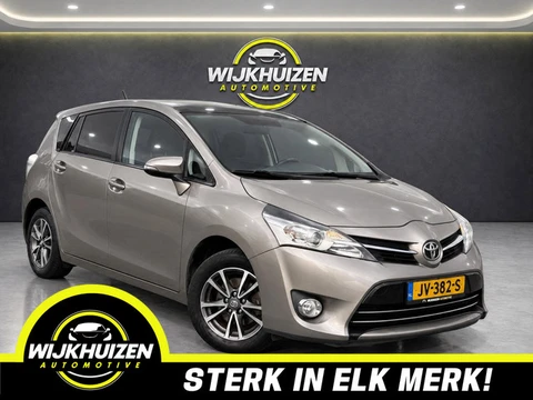Toyota Verso 1.8 VVT-i Aspiration met Panorama dak !!! Camera !!! Trekhaak !!! Cruise !!!
