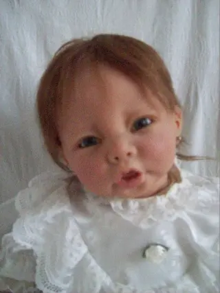 Lenie is gekleed in een prachtige doopjurk! incl verz kosten