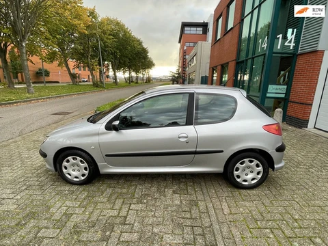 Peugeot 206 1.6-16V Gentry |AUTOMAAT| KM 40270 NAP|3 MND GARANTIE APK TM 08/05/2027| AIRCO |NW BANDE