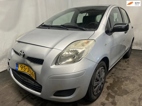 Toyota Yaris 1.3 VVTi Comfort Schadeauto auto start en rijdt voorschade