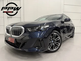 BMW 5 Serie Touring 520i M-Sport PANO/TREKHAAK/ICONIC/H&K/HEAD-UP/360CAMERA/VENTILATIE/DRIVING ASS. 
