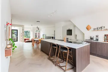 Woning aan de Witte de Withstraat te Amsterdam