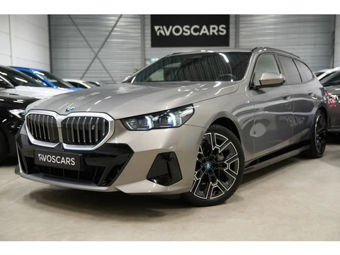 BMW i5 Touring eDrive40 84 kWh * SoH 96% - Trekhaak - Head Up - 360° - Stoelventilatie - Iconic Glow