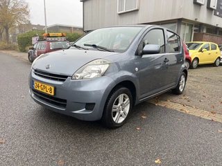 Daihatsu Sirion 2 1.0-12V Premium 5 Deurs,Airco. Zeer nette en volledig onderhouden Sirion. Apk 02-0