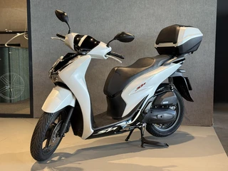 Honda SH 150i ABS 150 Motorscooter Automaat Mat White 14.500 km Compleet met Slot Acculader Helmen 2
