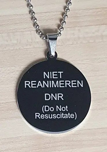 Zilverkleurige penning + DNR + ketting + verzend.