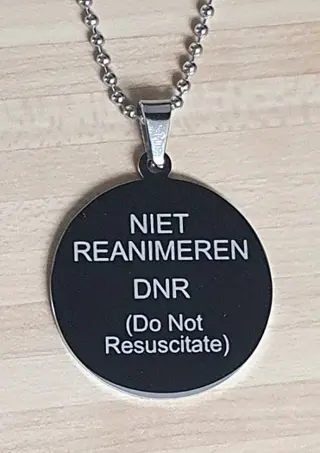 Zilverkleurige penning + DNR + ketting + verzend.