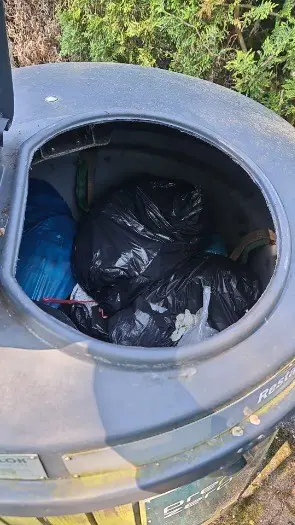 Bij wie mag ik in de stinkende afval kliko of rolcontainer?