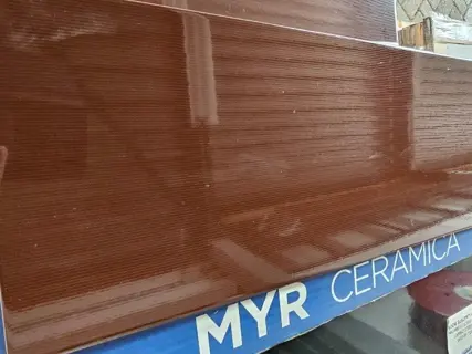 21,6m² wandtegel bruin 20x60 cm. €5,- /m². Elke zondag open