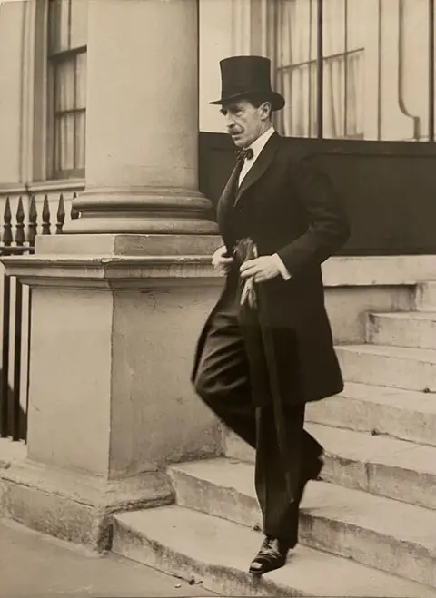 Fotobureau Holland - Sir Sidney Clive at German Embassy to