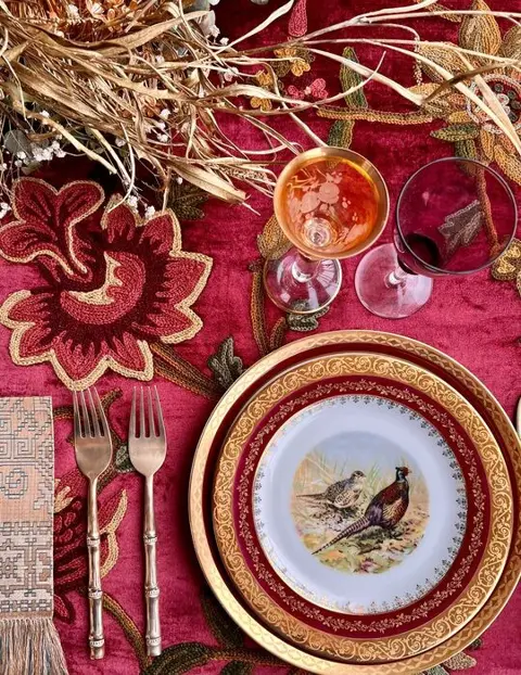 Satijnfluwelen tafelkleed, grote handgeborduurde bloemen.