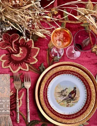 Satijnfluwelen tafelkleed, grote handgeborduurde bloemen.