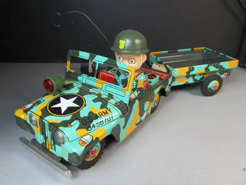 Usagiya toys Co. - battery operated U.S. Army jeep with