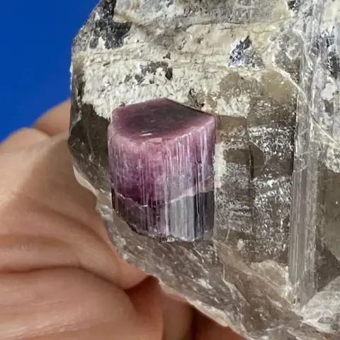 Rubelliet op kwarts - 7×5×4 cm - 340 g