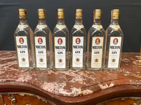 Milton - Dry Gin - b. Jaren 1970 - 1,0 Liter - 6 flessen