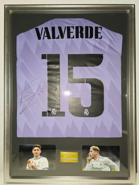 Real Madrid - Fede Valverde - Jersey(s)