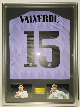 Real Madrid - Fede Valverde - Jersey(s)