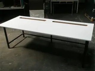 1x Bureau H85xB250xD100cm.