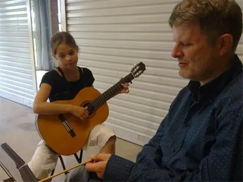 Edwin Mot geeft gitaarles in Arnhem