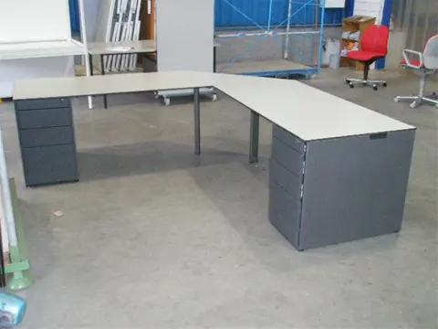 1x Hoekbureau 240x240x80 cm.