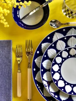 Tafelkleed voor grote tafels, met een elegante gele kleur.