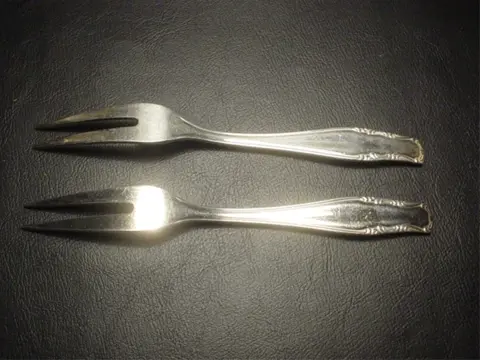 2 verzilverde broodbeleg/zuurvorkjes,gehalte 100,16 cm lang