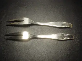 2 verzilverde broodbeleg/zuurvorkjes,gehalte 100,16 cm lang