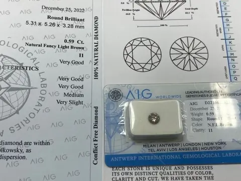 1 pcs Diamanten - 0.59 ct - Rond - NO RESERVE price ,fancy