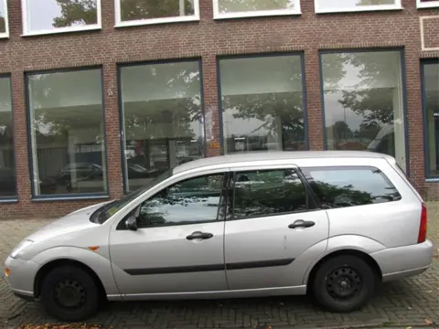 Ford Focus 1.6 Station Plaatwerk Sloopauto inkoop Den haag