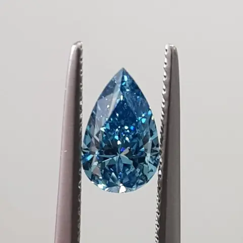 1 pcs Diamant - 0.79 ct - Peer - fancy levendig groenachtig
