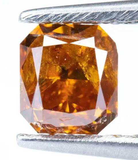 Diamant - 0.83 ct - Natural Fancy Vivid Orange - I2 *NO