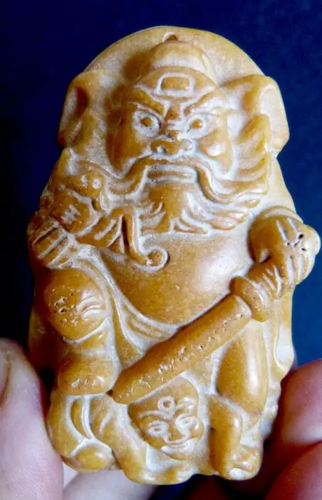 Handgesneden serpentijn Guan Gong hanger - 6,3 x 4 cm - 63 g