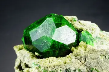 DEMANTOID GARNET groot kristal op matrix - TOP - geen