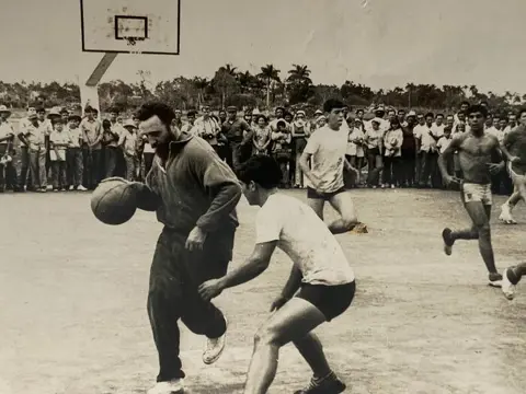 Press Agency. - Fidel Castro jugando a baloncesto su