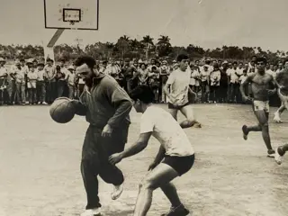 Press Agency. - Fidel Castro jugando a baloncesto su
