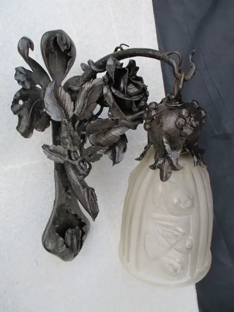 Art Deco wandlamp. Smeedijzer, glazen tulp. Rond 1930.