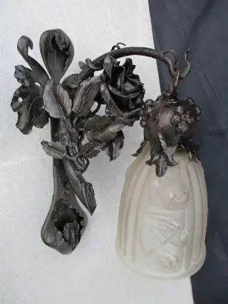 Art Deco wandlamp. Smeedijzer, glazen tulp. Rond 1930.