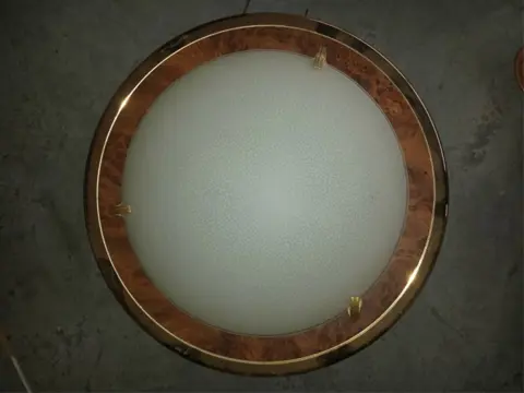 Plafonie met goudkleurige rand eromheen