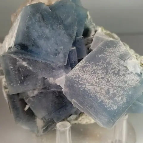 Blauwe fluoriet Kristallen op matrix - 8×8×7 cm - 577 g