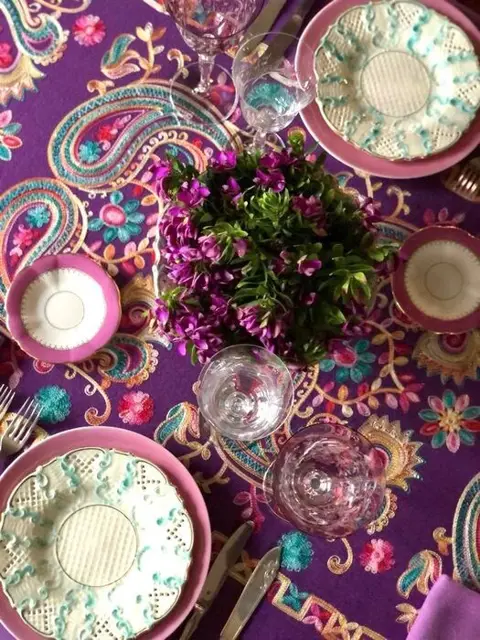 Runner tafelkleed, geborduurd in intense kleuren. 180 x 70