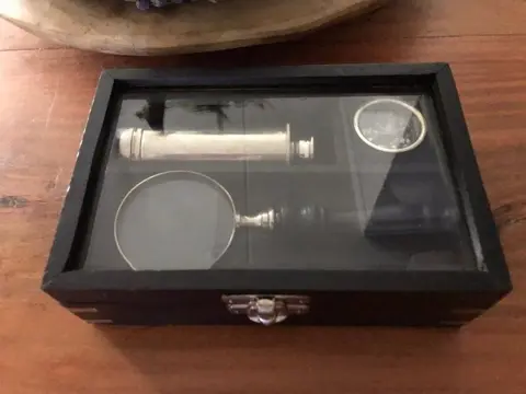 Verrekijker, vergrootglas ,kompas , kado