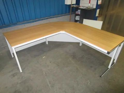 1x Hoekbureau 208x208cm.