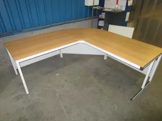 1x Hoekbureau 208x208cm.