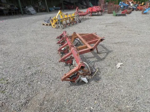 Schoffelmachine met rijenspuit