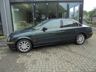 Jaguar S-Type 3.0 V6 EXECUTIVE staat in de Krim (bj 2000)