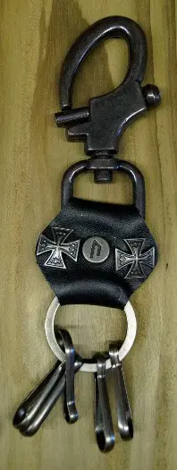 Sleutelhangers van leer " Malthezer kruis " Zwart