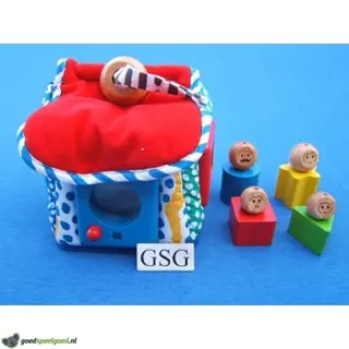 Stoffen huisje met houten pasfiguren nr. 9154-02